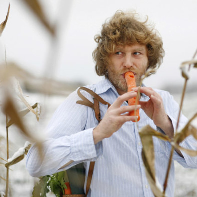 Eric Van Osselaer, musicien, fabrique ses instruments a partir de legumes divers. Ici, il joue de la flute confectionnee a partir de carottes.
